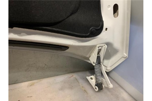 Recambio de capo para iveco daily chasis 2.3 referencia OEM IAM 1000262778  