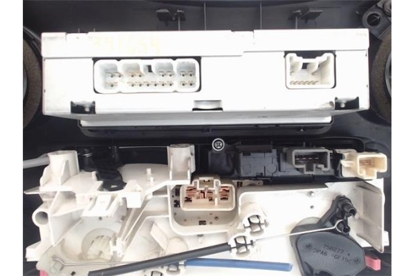 Recambio de embellecedor consola central para toyota yaris (ksp9/scp9/nlp9) 1.4 d-4d referencia OEM IAM 554050D130B0 559100D010 