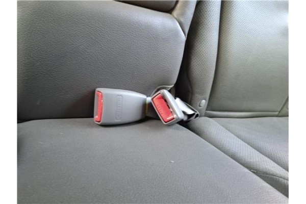 Recambio de anclaje cinturon trasero central para hyundai tucson (jm) 2.0 crdi referencia OEM IAM 898302E000U7  