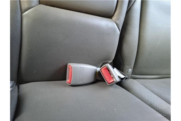 Recambio de anclaje cinturon trasero central para hyundai tucson (jm) 2.0 crdi referencia OEM IAM 898302E000U7  