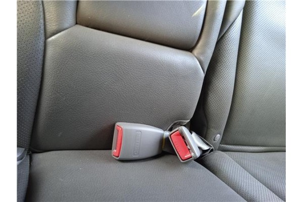 Recambio de anclaje cinturon trasero central para hyundai tucson (jm) 2.0 crdi referencia OEM IAM 898302E000U7  