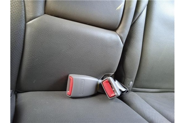 Recambio de anclaje cinturon trasero central para hyundai tucson (jm) 2.0 crdi referencia OEM IAM 898302E000U7  