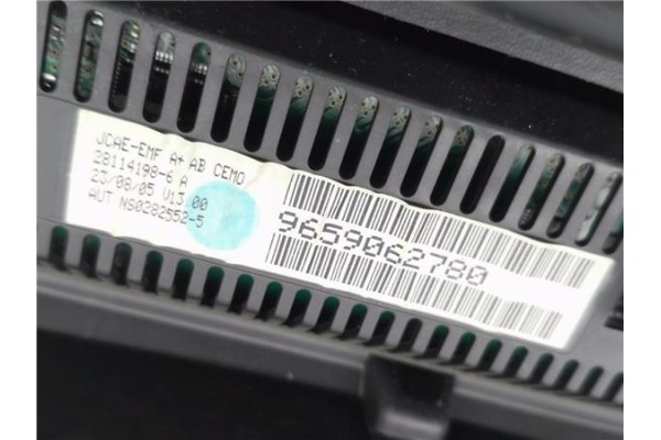 Recambio de rejilla entrada de aire para citroen c4 berlina 1.4 16v referencia OEM IAM 9649599477  