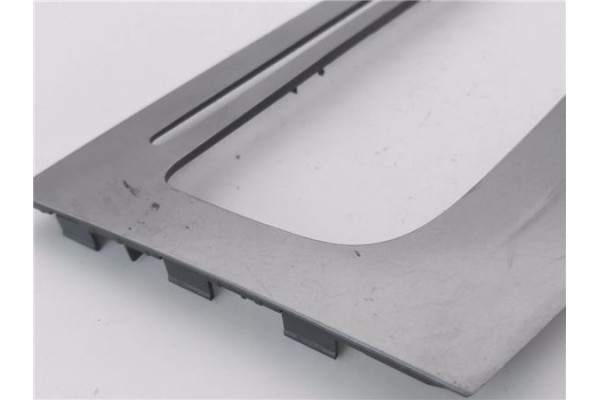 Recambio de embellecedor consola central para seat leon (1p1) 1.9 tdi referencia OEM IAM 1P1858063C  