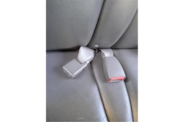 Recambio de anclaje cinturon trasero derecho para hyundai tucson (jm) 2.0 crdi referencia OEM IAM 898402E100U7  