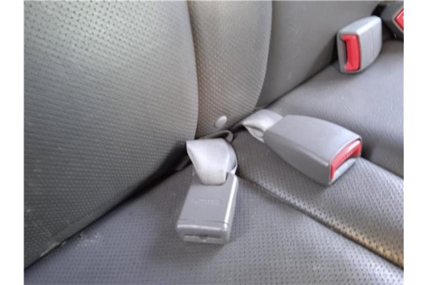 Recambio de anclaje cinturon trasero derecho para hyundai tucson (jm) 2.0 crdi referencia OEM IAM 898402E100U7  