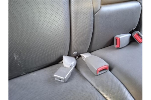 Recambio de anclaje cinturon trasero derecho para hyundai tucson (jm) 2.0 crdi referencia OEM IAM 898402E100U7  