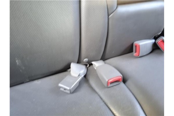 Recambio de anclaje cinturon trasero derecho para hyundai tucson (jm) 2.0 crdi referencia OEM IAM 898402E100U7  