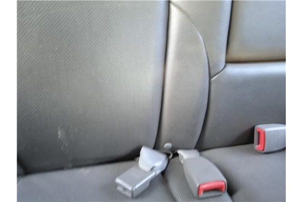 Recambio de anclaje cinturon trasero derecho para hyundai tucson (jm) 2.0 crdi referencia OEM IAM 898402E100U7  