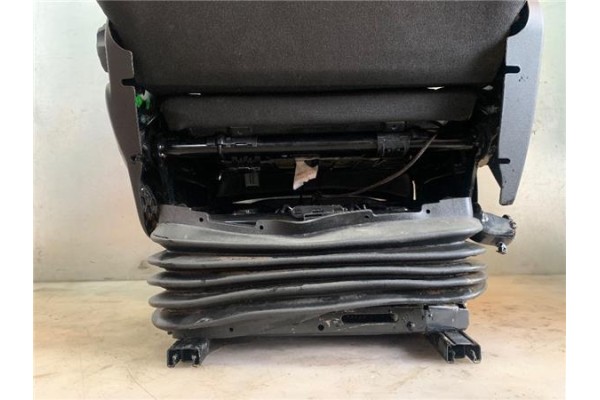 Recambio de asiento delantero izquierdo para iveco daily chasis 2.3 referencia OEM IAM 5802826074  