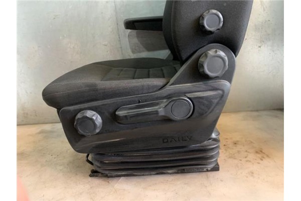 Recambio de asiento delantero izquierdo para iveco daily chasis 2.3 referencia OEM IAM 5802826074  