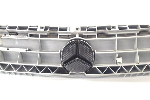 Recambio de rejilla capo para mercedes-benz clase a (bm 168) 1.9 190 (168.032) referencia OEM IAM 1688800083  