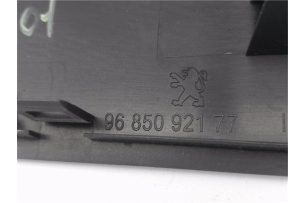 Recambio de embellecedor consola central para peugeot 5008 1.6 premium referencia OEM IAM 9685092177  