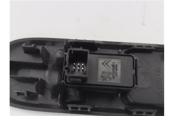 Recambio de mando elevalunas delantero derecho para peugeot 5008 1.6 premium referencia OEM IAM 96650618ZD  