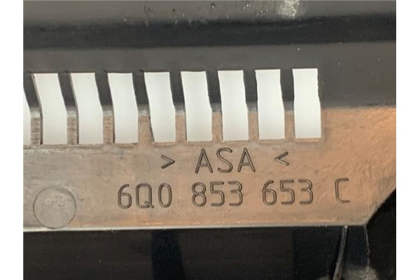 Recambio de rejilla capo para volkswagen polo iv (9n1) 1.9 sdi referencia OEM IAM 6Q853653C  