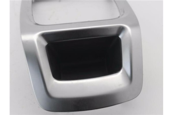 Recambio de embellecedor palanca cambio para peugeot 5008 1.6 premium referencia OEM IAM 9686375677 81300442 