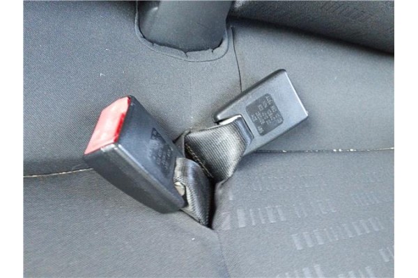 Recambio de anclaje cinturon trasero izquierdo para mitsubishi colt cz3 berl. 3 (z30) 1.5 di-d instyle referencia OEM IAM MN1084