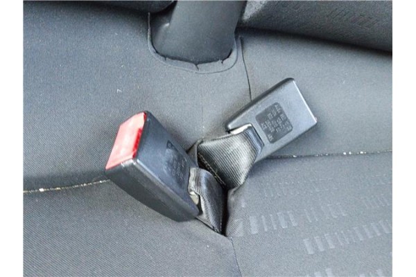 Recambio de anclaje cinturon trasero izquierdo para mitsubishi colt cz3 berl. 3 (z30) 1.5 di-d instyle referencia OEM IAM MN1084