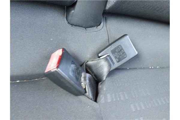 Recambio de anclaje cinturon trasero izquierdo para mitsubishi colt cz3 berl. 3 (z30) 1.5 di-d instyle referencia OEM IAM MN1084