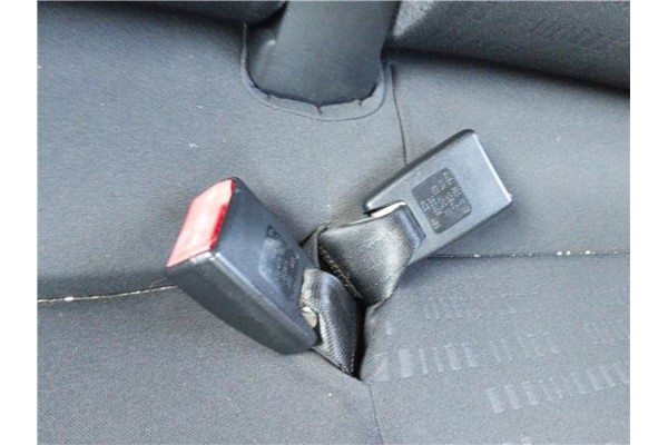 Recambio de anclaje cinturon trasero izquierdo para mitsubishi colt cz3 berl. 3 (z30) 1.5 di-d instyle referencia OEM IAM MN1084