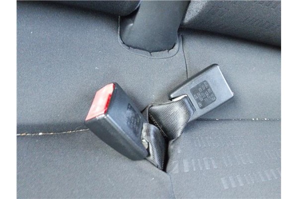 Recambio de anclaje cinturon trasero izquierdo para mitsubishi colt cz3 berl. 3 (z30) 1.5 di-d instyle referencia OEM IAM MN1084