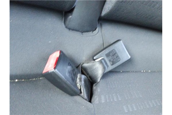 Recambio de anclaje cinturon trasero izquierdo para mitsubishi colt cz3 berl. 3 (z30) 1.5 di-d instyle referencia OEM IAM MN1084