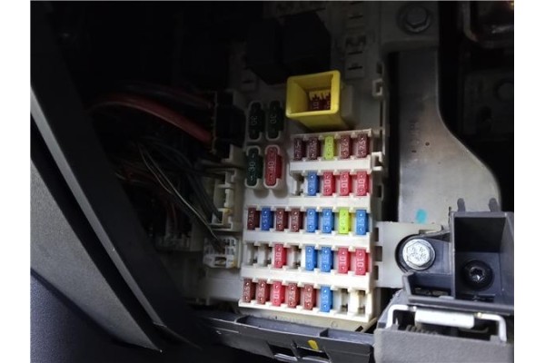 Recambio de caja fusibles/rele para mitsubishi colt cz3 berl. 3 (z30) 1.5 di-d instyle referencia OEM IAM MN108320  