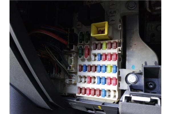 Recambio de caja fusibles/rele para mitsubishi colt cz3 berl. 3 (z30) 1.5 di-d instyle referencia OEM IAM MN108320  