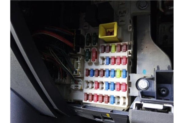 Recambio de caja fusibles/rele para mitsubishi colt cz3 berl. 3 (z30) 1.5 di-d instyle referencia OEM IAM MN108320  