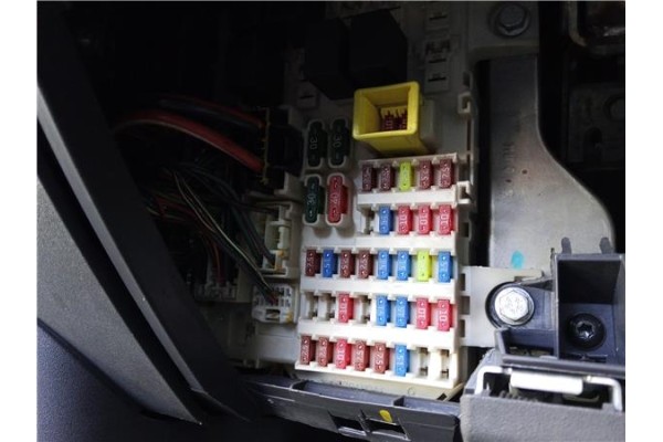 Recambio de caja fusibles/rele para mitsubishi colt cz3 berl. 3 (z30) 1.5 di-d instyle referencia OEM IAM MN108320  