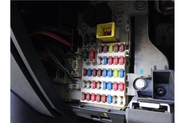 Recambio de caja fusibles/rele para mitsubishi colt cz3 berl. 3 (z30) 1.5 di-d instyle referencia OEM IAM MN108320  