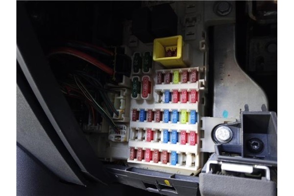 Recambio de caja fusibles/rele para mitsubishi colt cz3 berl. 3 (z30) 1.5 di-d instyle referencia OEM IAM MN108320  