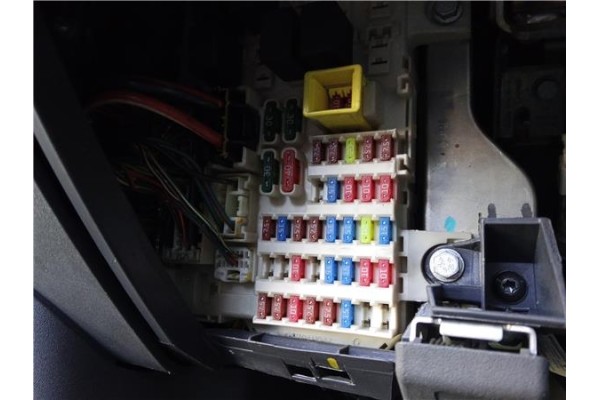 Recambio de caja fusibles/rele para mitsubishi colt cz3 berl. 3 (z30) 1.5 di-d instyle referencia OEM IAM MN108320  