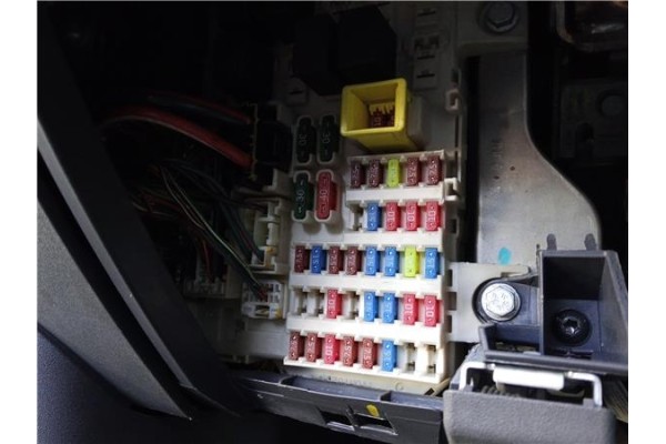 Recambio de caja fusibles/rele para mitsubishi colt cz3 berl. 3 (z30) 1.5 di-d instyle referencia OEM IAM MN108320  