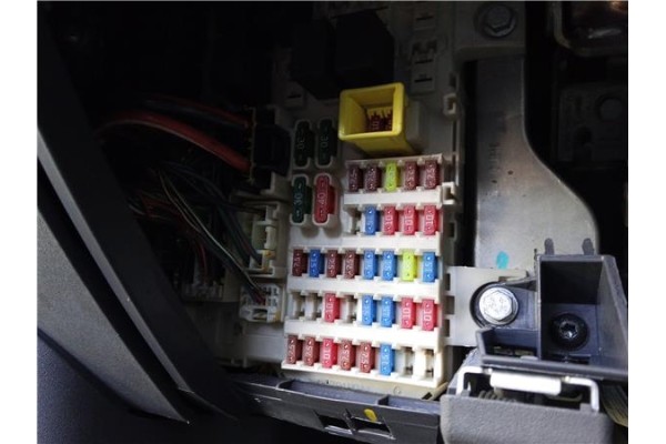 Recambio de caja fusibles/rele para mitsubishi colt cz3 berl. 3 (z30) 1.5 di-d instyle referencia OEM IAM MN108320  