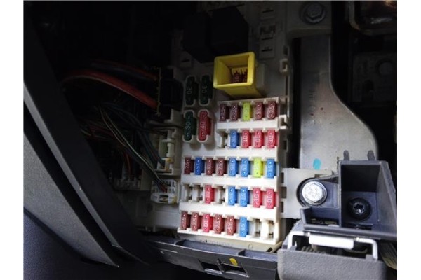 Recambio de caja fusibles/rele para mitsubishi colt cz3 berl. 3 (z30) 1.5 di-d instyle referencia OEM IAM MN108320  