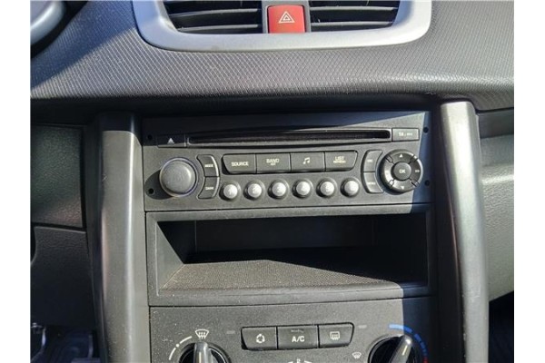 Recambio de autoradio para peugeot 207 sw 1.6 hdi referencia OEM IAM 6564ZS 16077504XT 