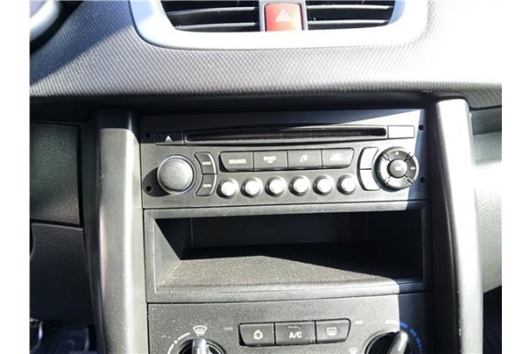 Recambio de autoradio para peugeot 207 sw 1.6 hdi referencia OEM IAM 6564ZS 16077504XT 