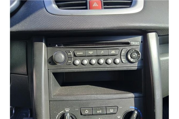 Recambio de autoradio para peugeot 207 sw 1.6 hdi referencia OEM IAM 6564ZS 16077504XT 