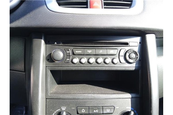 Recambio de autoradio para peugeot 207 sw 1.6 hdi referencia OEM IAM 6564ZS 16077504XT 