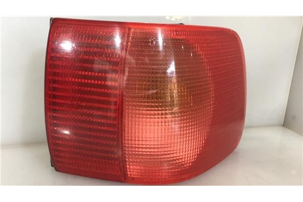 Recambio de piloto trasero derecho para audi 80 berlina/avant 2.0 básico berlina referencia OEM IAM 8A0945218B 295102 8A0945218C