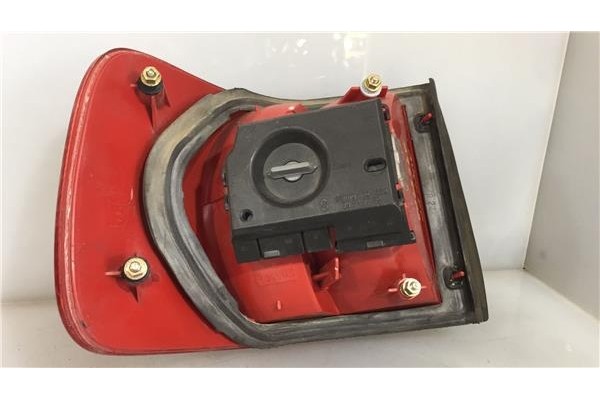 Recambio de piloto trasero derecho para audi 80 berlina/avant 2.0 básico berlina referencia OEM IAM 8A0945218B 295102 8A0945218C