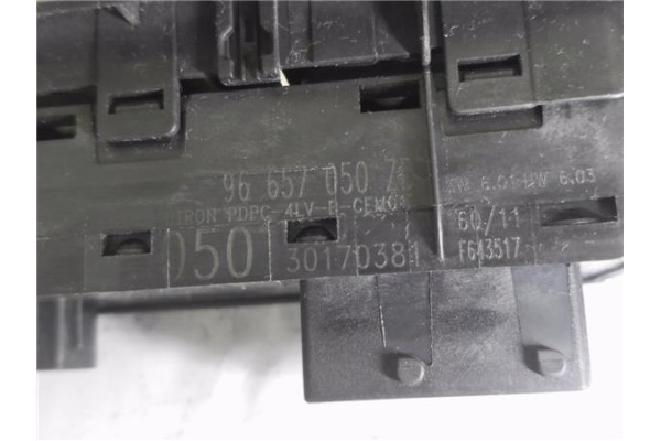 Recambio de mando elevalunas delantero izquierdo para citroen c4 berlina 1.6 attraction referencia OEM IAM 96657050ZD 30170381 