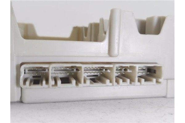 Recambio de caja fusibles/rele para citroen c1 1.0 city edition referencia OEM IAM 827300H030A  