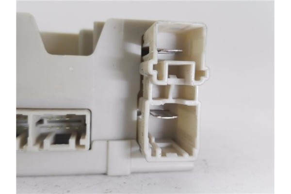 Recambio de caja fusibles/rele para citroen c1 1.0 city edition referencia OEM IAM 827300H030A  