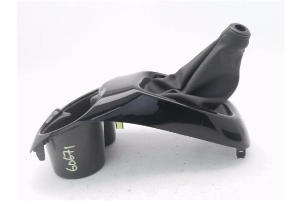 Recambio de embellecedor palanca cambio para citroen c1 1.0 city edition referencia OEM IAM 588040H020  