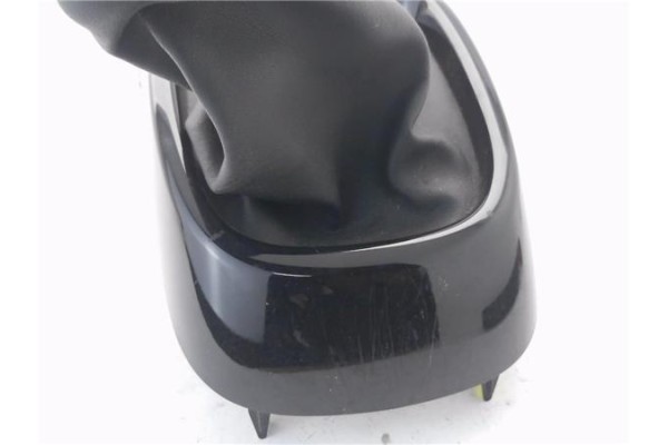Recambio de embellecedor palanca cambio para citroen c1 1.0 city edition referencia OEM IAM 588040H020  