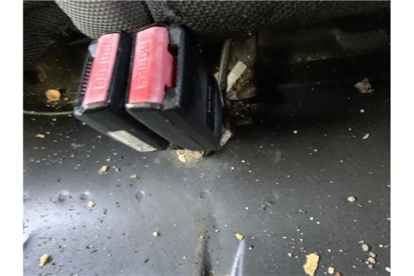 Recambio de anclaje cinturon trasero derecho para peugeot 207 1.4 referencia OEM IAM 9151739 8974TA 