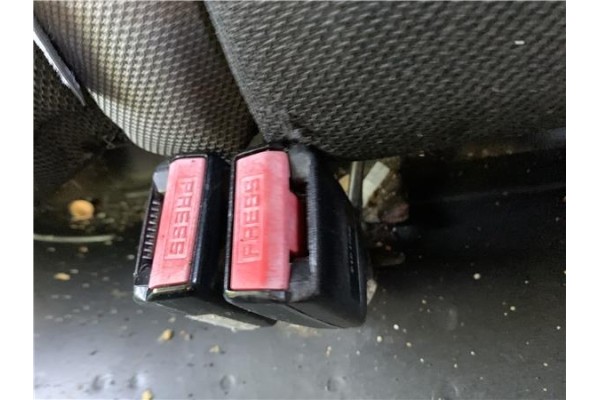 Recambio de anclaje cinturon trasero derecho para peugeot 207 1.4 referencia OEM IAM 9151739 8974TA 