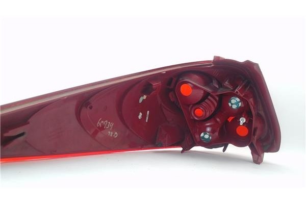 Recambio de piloto trasero derecho para peugeot 207 sw 1.6 hdi referencia OEM IAM 6351CT  